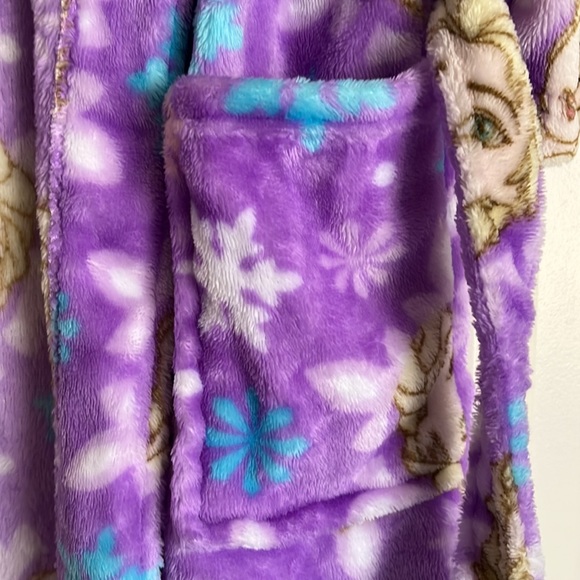 Disney’s Frozen Elsa Robe - Picture 4 of 4